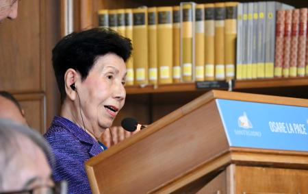 　国際会議で死刑廃止を訴え、スピーチする袴田ひで子さん＝２８日、ローマ（共同）