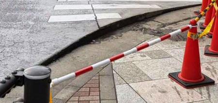 　リニア工事現場付近で隆起した路面＝２８日、東京都品川区（ＪＲ東海提供）