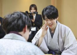　藤井聡太王座、伊藤匠叡王