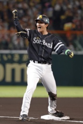 　４回ソフトバンク１死、山川が中越えに同点ソロを放つ。捕手坂本＝甲子園