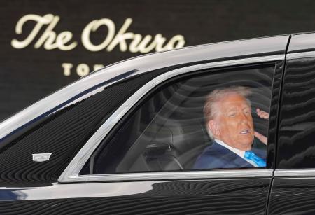 　宿泊先のホテルを出発するトランプ米大統領＝２９日午前、東京都港区