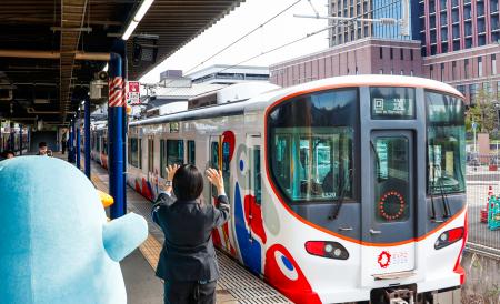 　ＪＲ桜島駅でミャクミャク電車を見送る駅員ら＝２９日午前、大阪市此花区