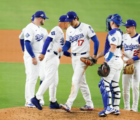 ブルージェイズ戦の7回途中、降板するドジャース・大谷(17)。中央左はロバーツ監督=ロサンゼルス(共同)