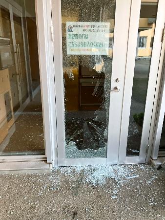 　クマが体当たりして割れたとみられる山形県南陽市赤湯小のガラス＝２９日（市関係者のＳＮＳより）