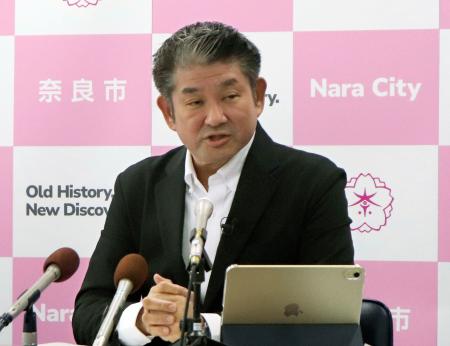 　奈良市で記者会見する仲川げん市長＝２９日午前