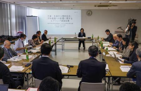 　広島市で開かれた、原爆資料館での子ども向け新展示について内容を検討する会議＝２９日午後