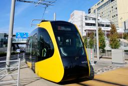 　次世代型路面電車「ライトライン」＝２９日午後、ＪＲ宇都宮駅前