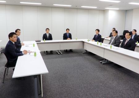 ガソリン税に上乗せされる暫定税率の廃止に向けた与野党6党による実務者協議=29日午後、国会