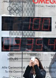 　ミラノ・コルティナ冬季五輪の開幕までの日数が「１００」となったことを示すミラノ市内の時計。代表的な観光名所のそばに設置され、大会の機運を盛り上げている＝２９日（共同）