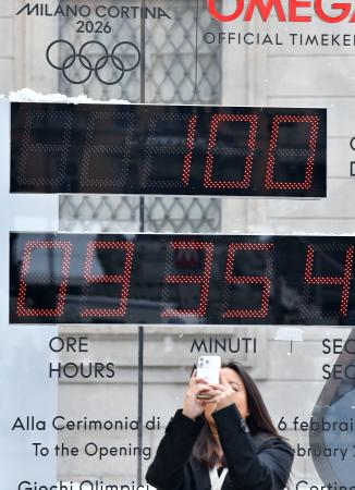 　ミラノ・コルティナ冬季五輪開幕までの日数の表示が「１００」となったカウントダウン時計＝２９日、ミラノ（共同）