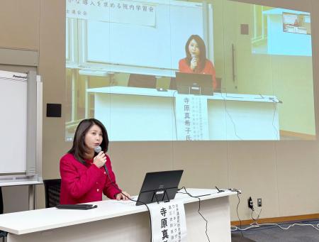 　日弁連が国会内で開いた院内学習会で話す寺原真希子弁護士＝２９日午後、国会