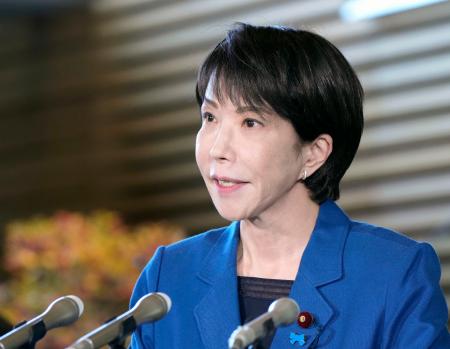 　ＡＰＥＣ首脳会議への出発前に記者団の取材に応じる高市首相＝３０日午後、首相官邸