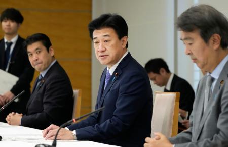 クマ被害対策等に関する関係閣僚会議で発言する木原官房長官(中央)=30日午後、首相官邸