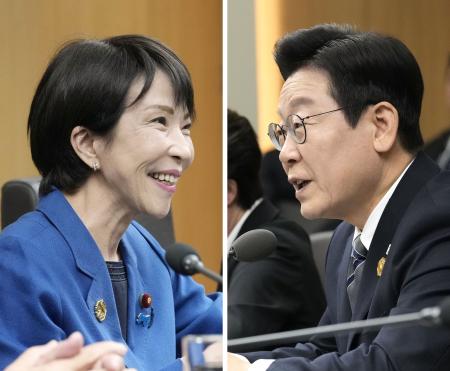 会談する高市首相(左)と韓国の李在明大統領=30日、韓国・慶州(共同)