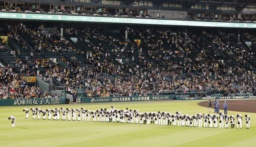 　ソフトバンクに敗れ、頭を下げる阪神ナイン＝甲子園