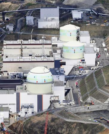 北海道泊村の北海道電力泊原発(手前から)3号機、2号機、1号機=4月