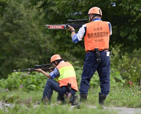 　研修会で、発砲までの工程を確認するハンター＝８月、北海道下川町
