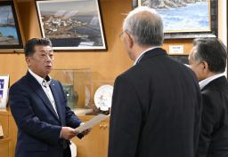 　北海道泊村の北海道電力泊原発（手前から）３号機、２号機、１号機＝４月