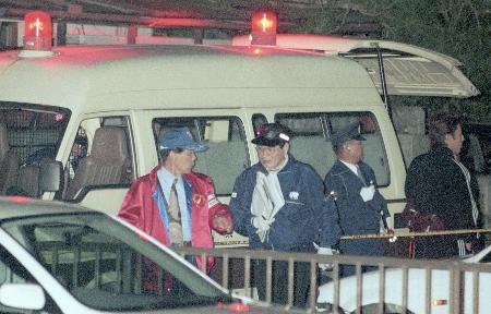 　１９９９年１１月、高羽奈美子さんが殺害されていたアパート周辺を調べる捜査員＝名古屋市西区