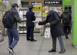 　高羽奈美子さんが殺害されたアパートの玄関に残る犯人のものとみられる血痕を見つめ、取材に応じる夫悟さん＝昨年１１月、名古屋市