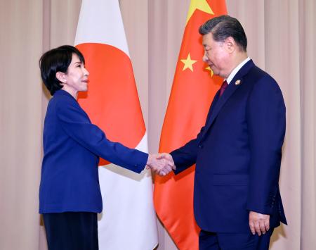 　日中首脳会談を前に中国の習近平国家主席（右）と握手を交わす高市首相＝３１日、韓国・慶州（代表撮影・共同）