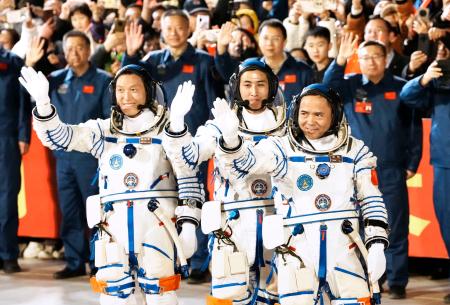 　出発式に臨む、有人宇宙船「神舟２１号」に搭乗する武飛氏（中央）ら乗組員＝３１日、中国・酒泉衛星発射センター（共同）