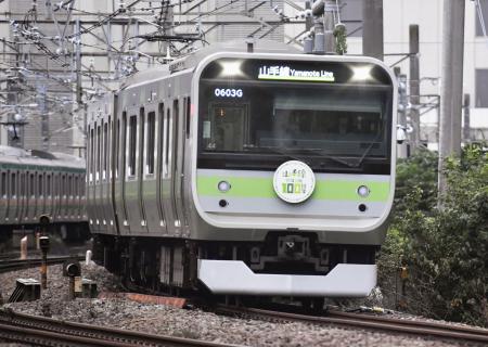 　環状運転１００周年記念のヘッドマークを付け走行するＪＲ山手線のラッピング列車＝１０月、東京都渋谷区