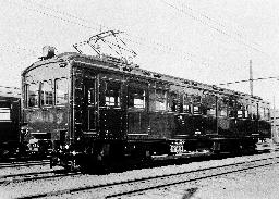 　過去の車両デザインを復刻した山手線のラッピング列車＝１日午前、ＪＲ池袋駅