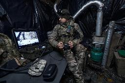 　ウクライナ・ポクロウシクに展開するヘリコプターや部隊を写したとされる動画の画像（ウクライナ軍関係者提供、ロイター＝共同）