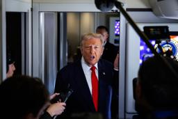 　「米国を再び偉大に」のロゴが入った帽子をかぶるトランプ大統領＝１０月３０日、ワシントン郊外のアンドルーズ空軍基地（ロイター＝共同）