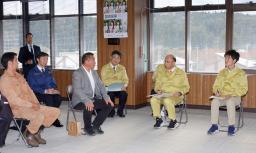 　石川県穴水町を訪れ、農業関係者らと意見交換する鈴木農相（右端）＝１日午後