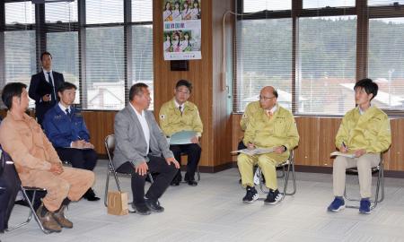 石川県穴水町を訪れ、農業関係者らと意見交換する鈴木農相(右端)=1日午後