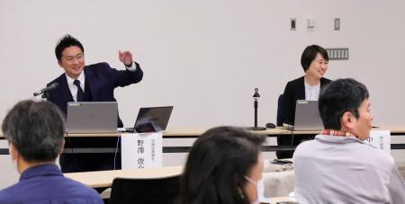 　講演会で登壇した北海道新聞社の野沢俊介さん（左）と神戸新聞社の中島摩子さん＝１日午後、横浜市