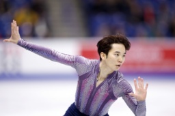 　女子でＧＰ初優勝を果たした千葉百音＝サスカトゥーン（共同）