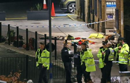 複数人が刺された事件の容疑者が逮捕された現場近くに集まる警察官=1日、英南東部ケンブリッジシャー(Chris Radburn/PA通信・共同)