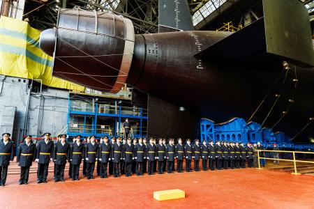 1日、ロシア北部セベロドビンスクで行われた原子力潜水艦「ハバロフスク」の進水式(画像の一部が加工されています、ロシア国防省提供・タス=共同)