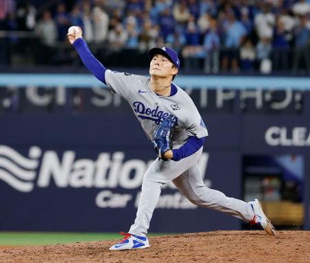 　ブルージェイズ戦の９回途中から登板したドジャース・山本＝トロント（共同）