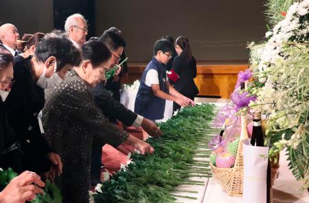 　鹿児島県鹿屋市で営まれた合同追悼式で献花する参列者＝２日午前