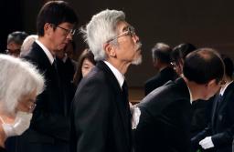 　鹿児島県鹿屋市で営まれた合同追悼式で献花する参列者＝２日午前