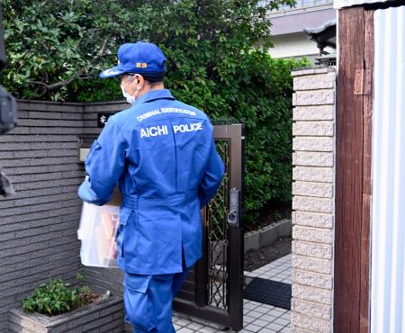 　安福久美子容疑者の自宅を家宅捜索した捜査員＝２日午後、名古屋市港区