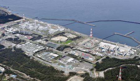 　東京電力柏崎刈羽原発＝２０２１年４月、新潟県柏崎市、刈羽村