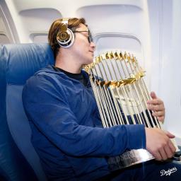 　チャーター機でロサンゼルスに到着し、優勝トロフィーを掲げるドジャース・山本（ドジャースの球団公式Ｘから）