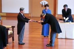 　文化勲章の親授式に向かう王貞治さん＝３日午前、宮殿・南車寄