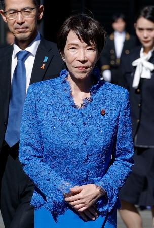 　文化勲章の親授式後、記念撮影に臨む高市首相＝３日午前、宮殿・東庭