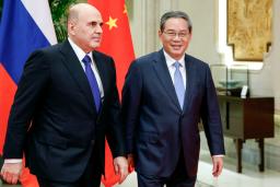 　肩を並べるロシアのミシュスチン首相（左）と中国の李強首相＝３日、中国浙江省杭州市（タス＝共同）