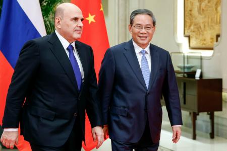 　肩を並べるロシアのミシュスチン首相（左）と中国の李強首相＝３日、中国浙江省杭州市（タス＝共同）