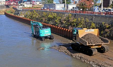 　護岸修復のための作業が実施された河原田川＝４日午前、石川県輪島市