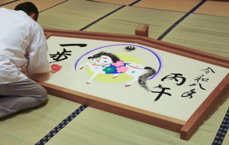 　熊野本宮大社で完成した来年の干支「午」の大絵馬＝和歌山県田辺市