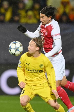 　ボデグリムト戦の前半、競り合うモナコの南野（右）＝ボデ（共同）