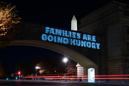 　食糧支援の遅れに対して「家族が飢える」と訴える電光板＝３日、ワシントン（ＡＰ＝共同）